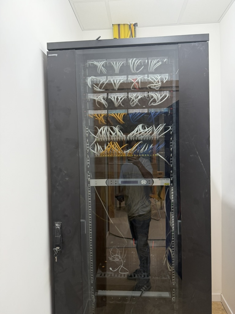 Baie réseau refermée après maintenance